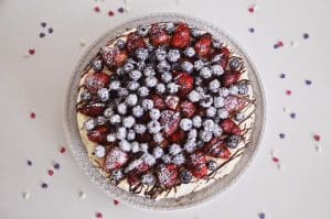 Schokoladenkuchen mit Beeren