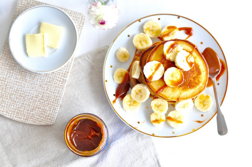Karamell-Pancakes-mit-frischen-Bananenscheiben