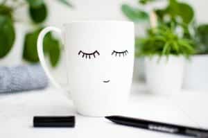 Fertige Tasse mit müden Augen