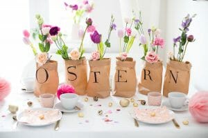 osterdeko-basteln-mit-oster-buchstaben-deko-aus-kraftpapier-tüten-4