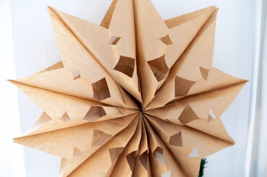 weihnachtssterne_basteln_aus_kraftpapiertüten-28
