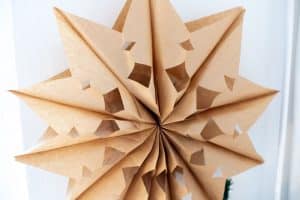 weihnachtssterne_basteln_aus_kraftpapiertüten-28