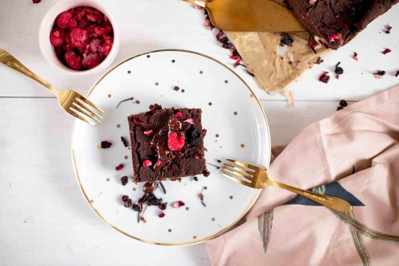 BOHNENBROWNIES MIT BLÜTEN-HIMBEER TOPPING (Werbung)