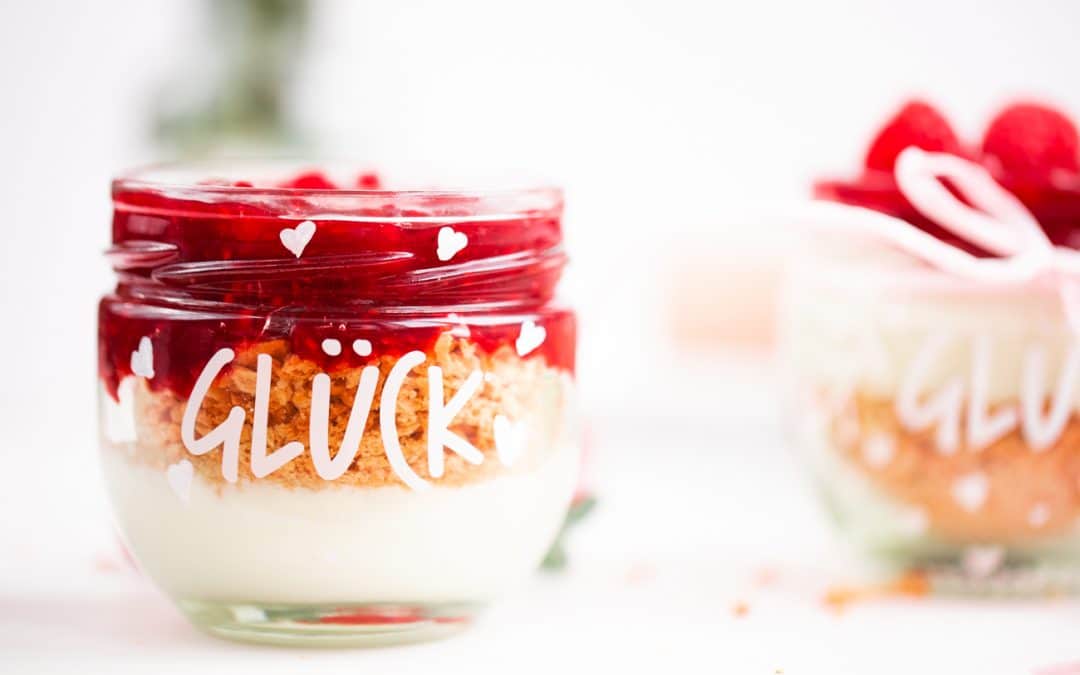 SCHNELLES DESSERT MIT HIMBEEREN IM GLÜCK GLAS (Werbung)