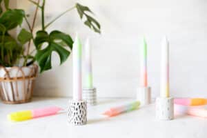 kerzen_färben_mit_wachsmalstiften_diy_neon_pastell